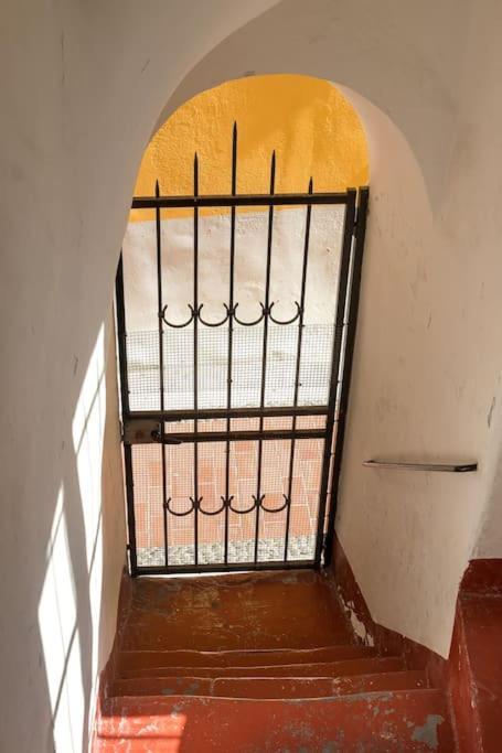 Between The Roofs Of Menton Old Town And The Sea المظهر الخارجي الصورة