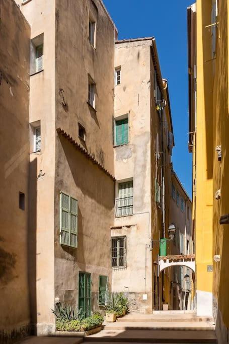 Between The Roofs Of Menton Old Town And The Sea المظهر الخارجي الصورة