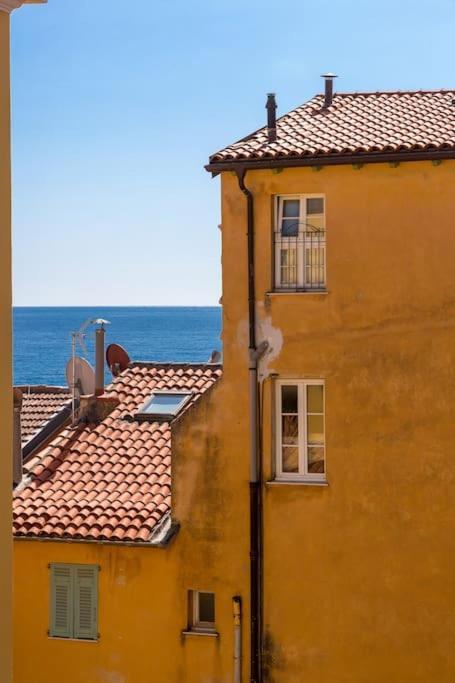 Between The Roofs Of Menton Old Town And The Sea المظهر الخارجي الصورة